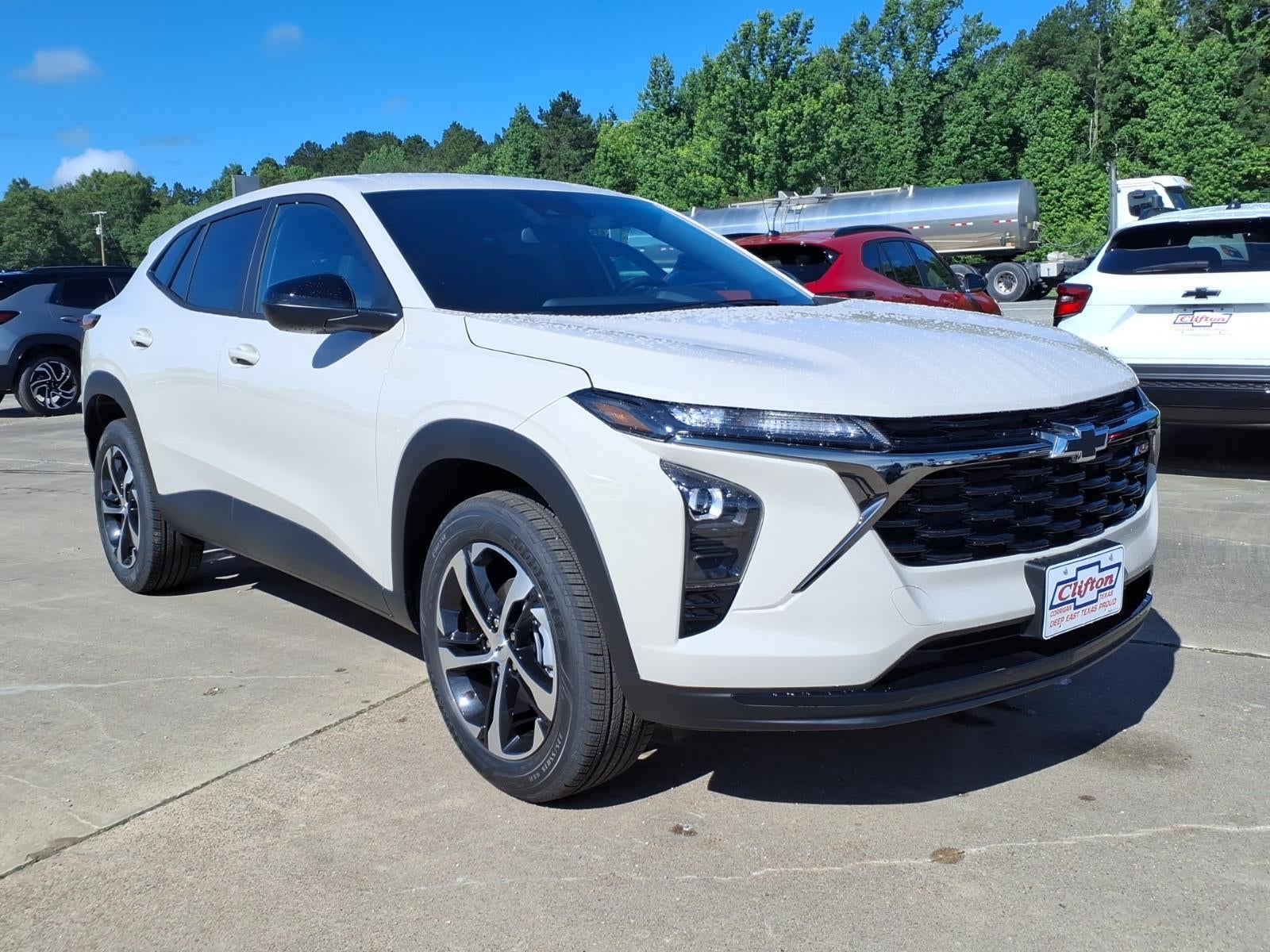 2026 Chevrolet Trax 1RS in White Sands — front three-quarter view